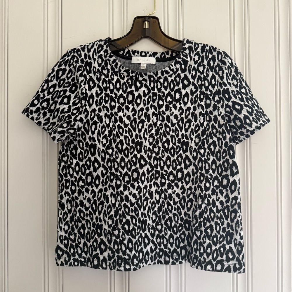Stylish Leopard Print Short Sleeve Tee - Black and White